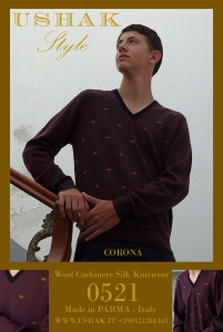 Maglione bordeaux in lana all'esterno e seta sulla pelle, con collo a V in cashmere nero e intarsi della corona in seta.